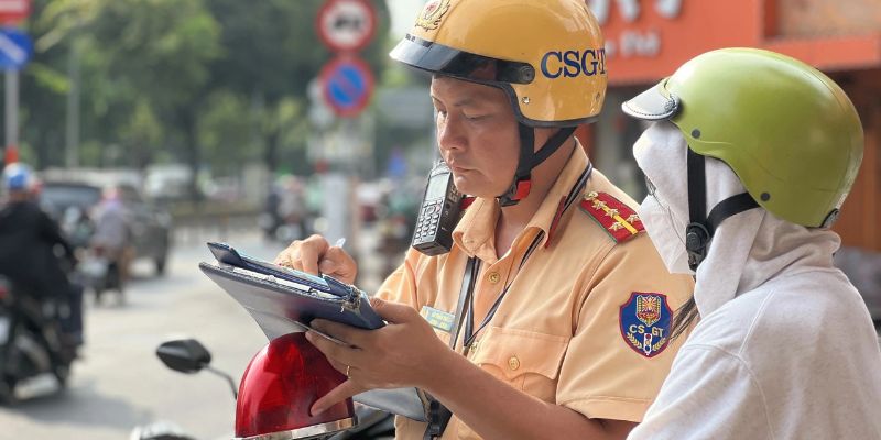 chủ xe hay người điều khiển xe máy sẽ phải chịu trách nhiệm phạt nguội