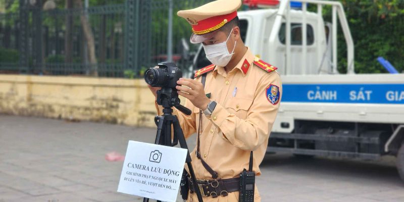 Cảnh sát giao thông ghi hình phạt nguội xe máy