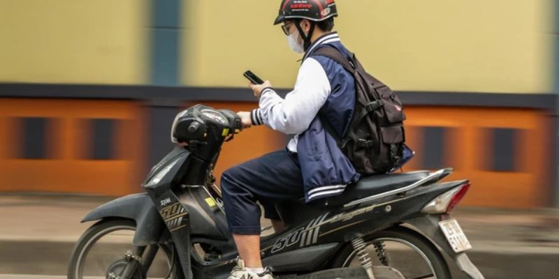 su-dung-dien-thoai-khi-dang-lai-xe-may