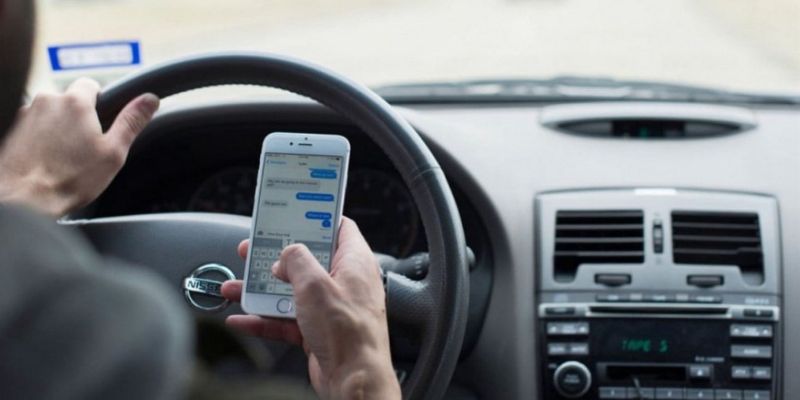 su-dung-dien-thoai-khi-dang-lai-xe-phat-bao-nhieu-xe-o-to